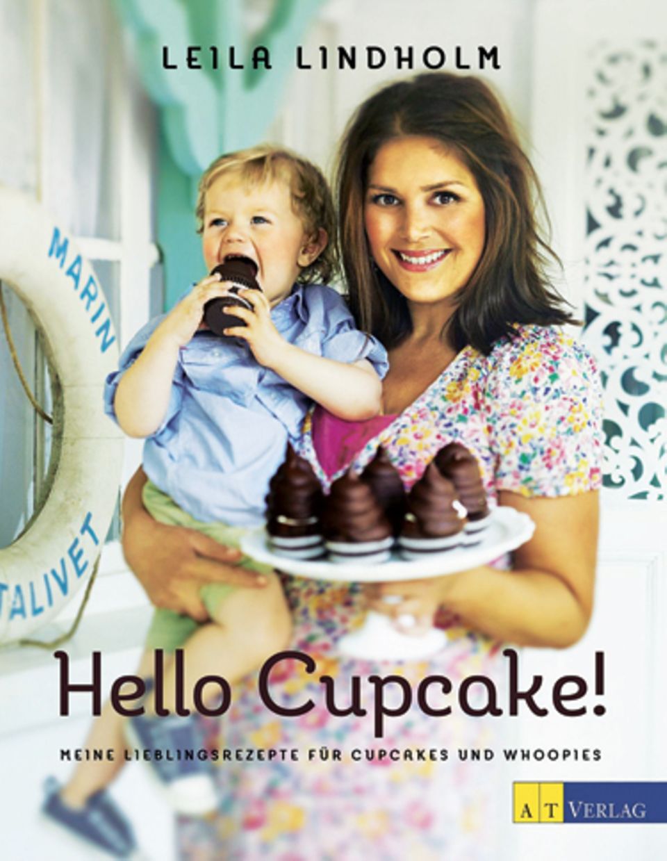 Cupcakes: Leila Lindholm ist eine der beliebtesten Fernsehköchinnen Schwedens und leidenschaftliche Bäckerin. In ihrem neuen Buch verführt sie endlich auch uns Nicht-Skandinavier mit zuckrigen Sünden wie Karamellbonbon-Cupcakes oder Nutella-Whoppies. ("Hello Cupcake!", AT Verlag, 128 S., 19,90 Euro) Leila Lindholm ist eine der beliebtesten Fernsehköchinnen Schwedens und leidenschaftliche Bäckerin. In ihrem neuen Buch verführt sie endlich auch uns Nicht-Skandinavier mit zuckrigen Sünden wie Karamellbonbon-Cupcakes oder Nutella-Whoppies. ("Hello Cupcake!", AT Verlag, 128 S., 19,90 Euro)