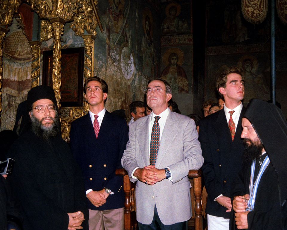 1993 reiste König Konstantin (hier mit seinen Söhnen Pavlos und Nikolaos) nach Griechenland. Durch die Präsenz von Militär rund um die Jacht des Exil-Monarchen beendete die Regierung seine Reise früher als geplant.