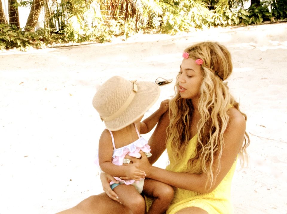 Beyoncé: Mit Mama am Strand: Beyoncé zeigt auf ihrer Webseite, wie die beiden einen freien Tag verbringen. Mit Mama am Strand: Beyoncé zeigt auf ihrer Webseite, wie die beiden einen freien Tag verbringen.