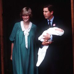 Prinzessin Diana und Prinz Charles mit Prinz William im Arm