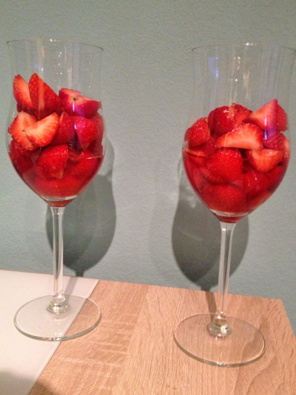 Kochen wie die Stars: Simpel, aber super lecker: Erdbeeren in Himbeer-Balsamicoessig. Simpel, aber super lecker: Erdbeeren in Himbeer-Balsamicoessig.