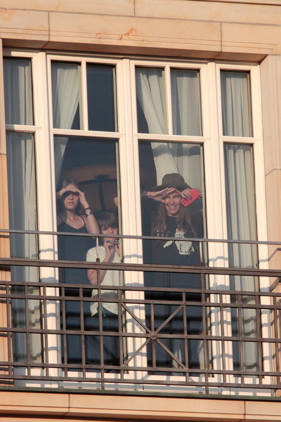 18. Juli 2013: Johnny Depps Kinder Lily und Jack schauen vom Hotel Adlon auf den Pariser Platz. Ihr Vater präsentiert in Berlin seinen neuen Film "Lone Ranger".