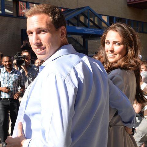 Diese beiden Doppelgänger von Prinz William und Herzogin Catherine sorgten am Freitag (19. Juli) bei ihrer Ankunft vor dem "St. Mary's Hospital" in London für Aufregung.