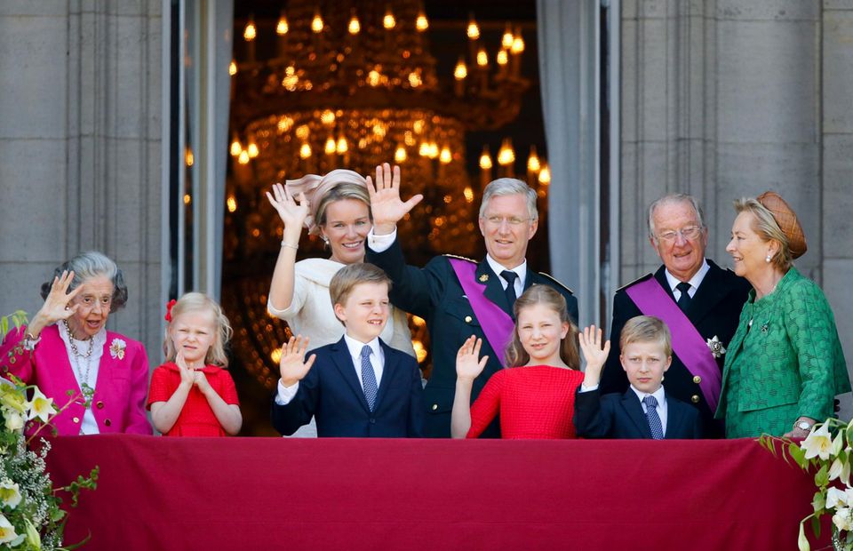 Die neue Generation tritt an: König Albert und Königin Paola (rechts) freuen sich für Philippe und Mathilde. Auch die vier Kinder des neuen Königspaars grüßen vom Balkon, sowie Königin Fabiola (links).