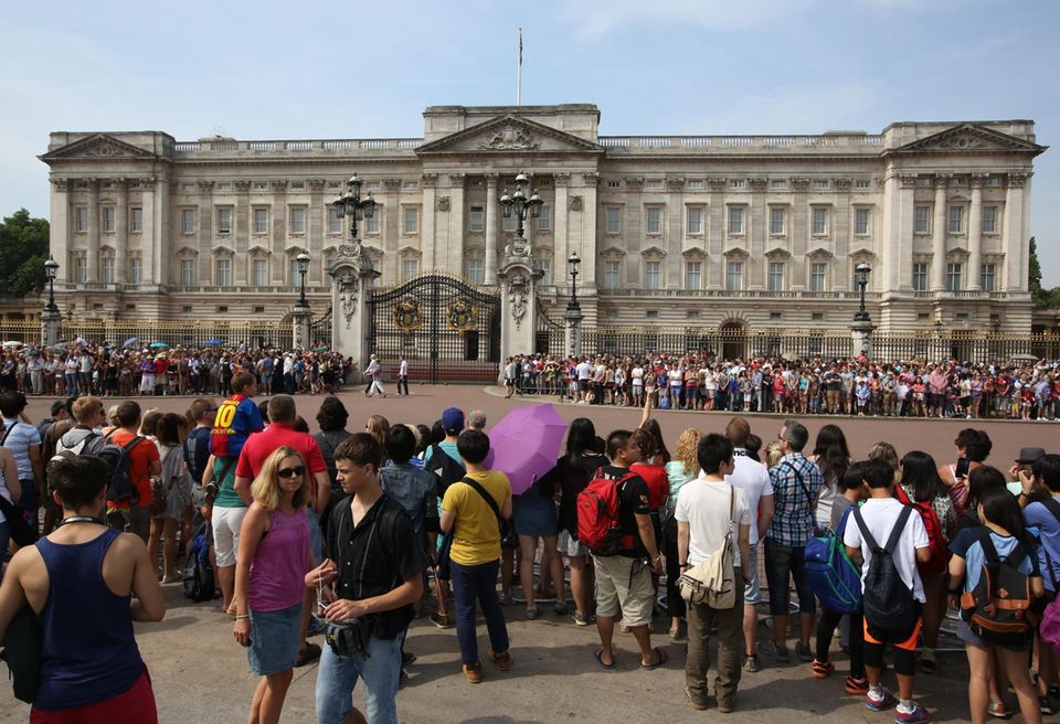 Hintergrund: Vor dem Buckingham Palast haben sich Touristen und Einheimische versammelt. Hier wird nach der Geburt von Williams und Catherines Baby auf einer Tafel bekannt gegeben, welches Geschlecht es hat. Vor dem Buckingham Palast haben sich Touristen und Einheimische versammelt. Hier wird nach der Geburt von Wiliams und Catherines Baby auf einer Tafel bekannt gegeben, welches Geschlecht es hat.