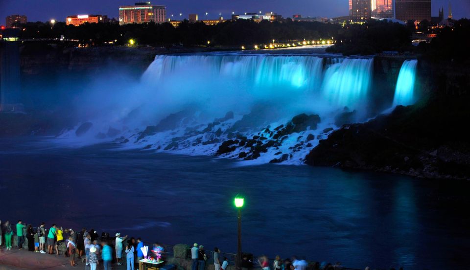 Royal Baby: Die Niagarafälle erstrahlen zur Feier des Tages in Babyblau. Die Niagarafälle erstrahlen zur Feier des Tages in Babyblau.