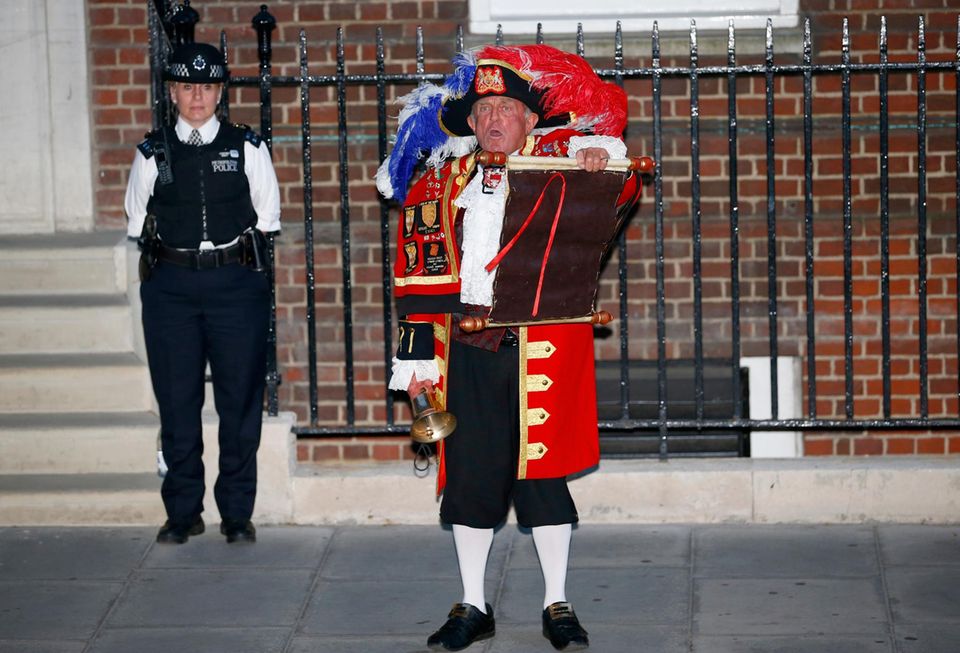Royal Baby: Ein Stadtschreier verkündet vor dem "St. Mary's Hospital" die Geburt des kleinen Prinzen von Cambridge Ein Stadtschreier verkündet vor dem "St. Mary's Hospital" die Geburt des kleinen Prinzen von Cambridge