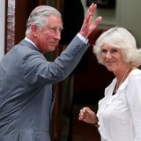 Am frühen Abend des 23. Juli kommen Prinz Charles und Herzogin Camilla am St. Mary's in Paddington an, um ihr Enkelkind kennenzulernen.