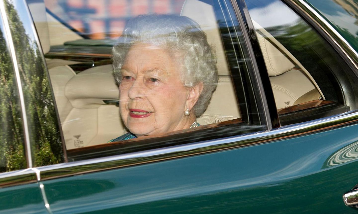 Queen Elizabeth auf dem Weg zurück vom "Kensington Palace", wo sie auf ihren Urenkel traf.