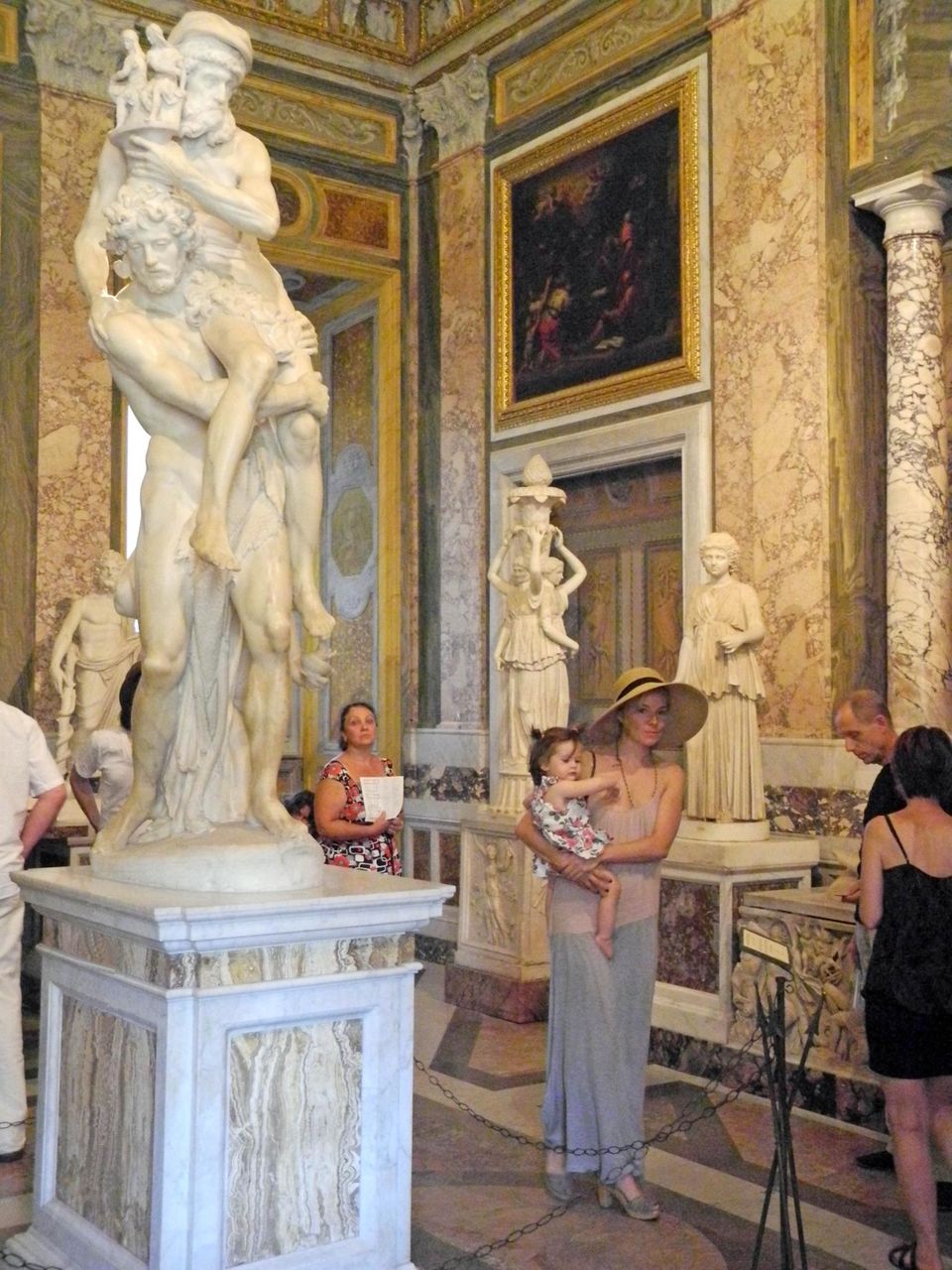 Da staunt Marlowe: Auf dem Arm von Mama Sienna Miller besucht sie die "Galleria Borghese" in Rom.