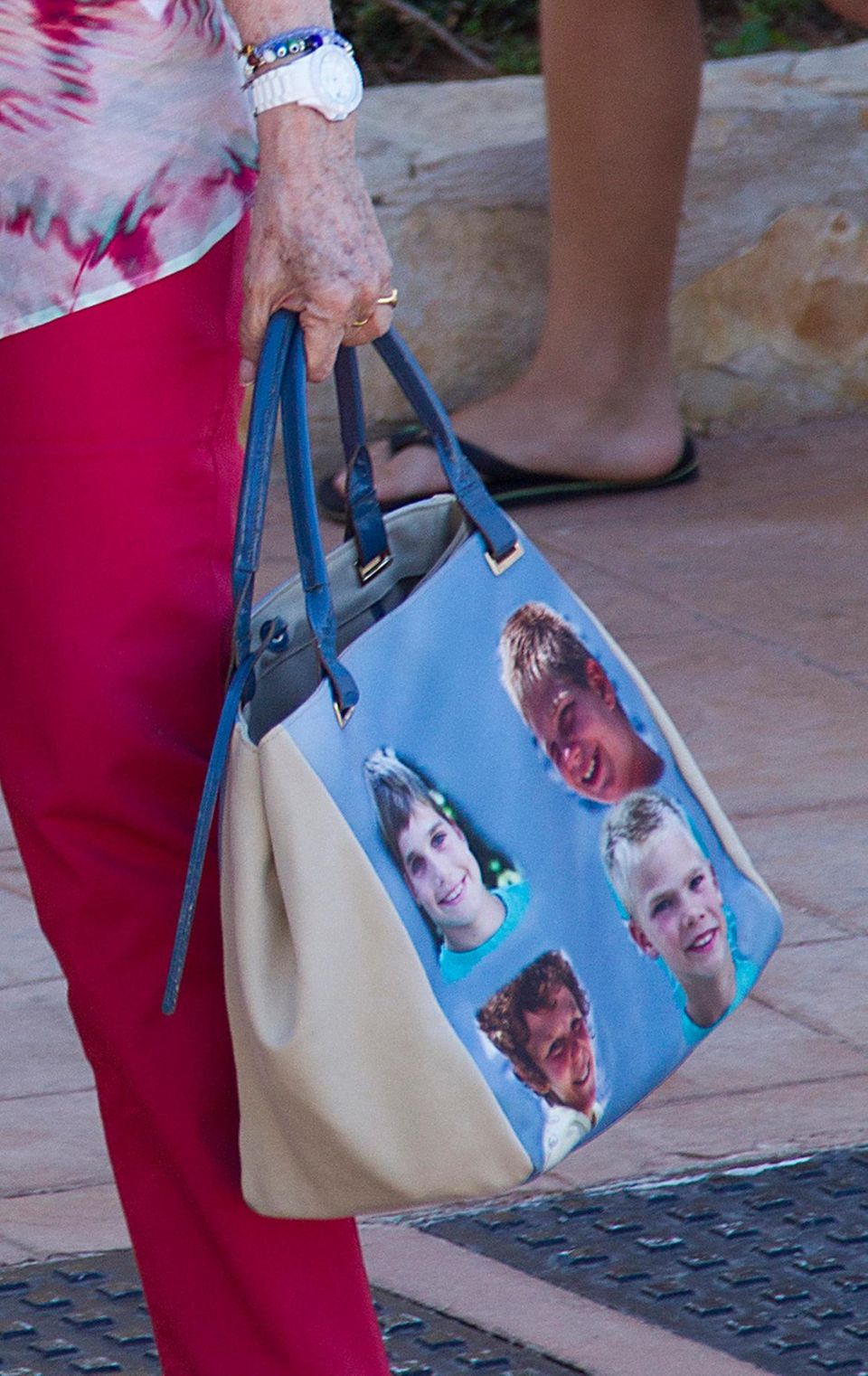 Der genau Blick auf die Tasche verrät es: Königin Sofia hat ihre Enkelkinder dabei.