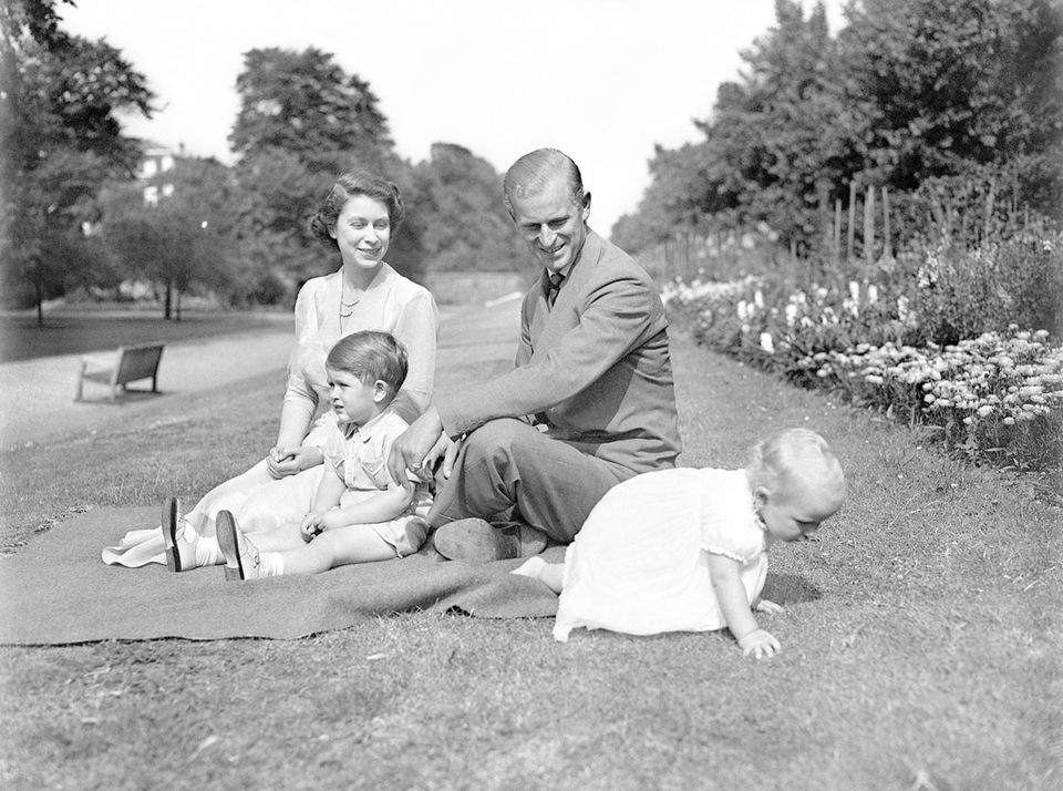 Clarence House: Prinzessin Anne, die in Clarence House zur Welt kam, krabbelte im August 1951 bei einem offiziellen Fototermin mit ihren Eltern und Bruder Charles durch den Garten ihres Geburtshauses. Prinzessin Anne, die in Clarence House zur Welt, krabbelte im August 1951 bei einem offiziellen Fototermin mit ihren Eltern und Bruder Charles durch den Garten ihres Geburtshauses.