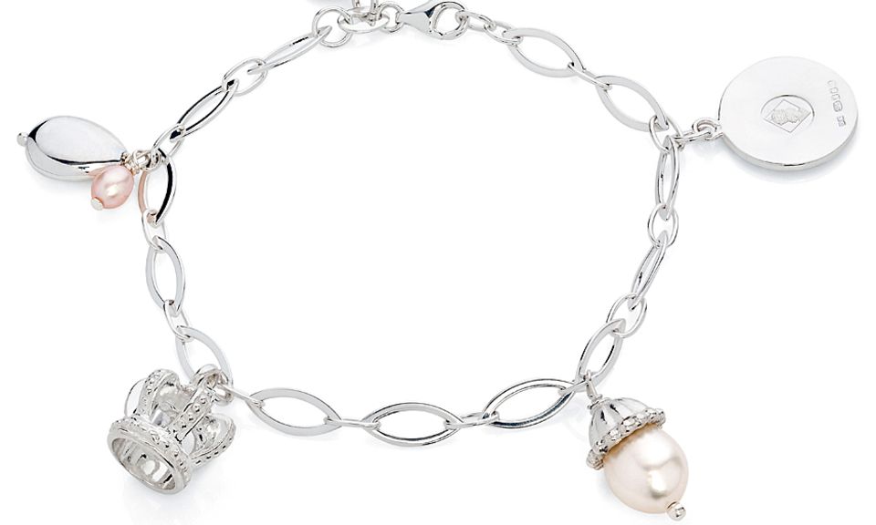 Royal Baby: Im Stil eines Bettelarmbands verkörpert das Armband von Claudia Bradby den neuen Lebensabschnitt, den die Geburt von Baby George für William und Catherine markiert. Es trägt verschiedene royale Symbole, die Bradby seit 2007 designt hat. Im Stil eines Bettelarmbands verkörpert das Armband von Claudia Bradby den neuen Lebensabschnitt, den die Geburt von Baby George für William und Catherine markiert. Es trägt verschiedene royale Symbole, die Bradby seit 2007 designt hat.