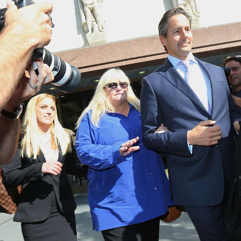 Debbie Rowe verlässt mit ihrem Anwalt das Gericht in Los Angeles.