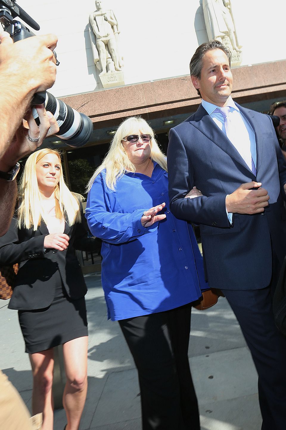 Debbie Rowe verlässt mit ihrem Anwalt das Gericht in Los Angeles. Debbie Rowe verlässt mit ihrem Anwalt das Gericht in Los Angeles.