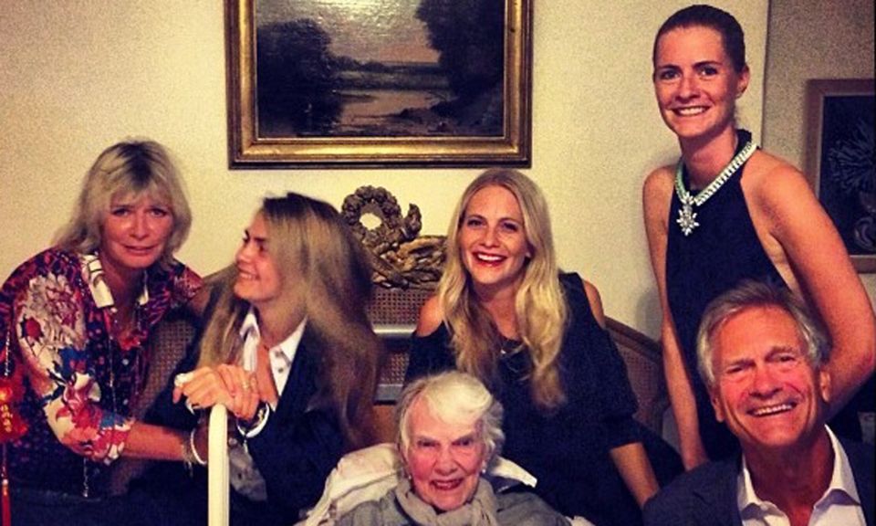 Cara Delevingne: Familie Delevingne feiert: Mutter Pandora, Geburtstagskind Cara, Oma "Gaga" Margo, die Schwestern Poppy und Chloe sowie Papa Charles (von links) sind bester Laune. Familie Delevingne feiert: Mutter Pandora, Geburtstagskind Cara, Oma "Gaga" Margo, die Schwestern Poppy und Chloe sowie Papa Charles (von links) sind bester Laune.