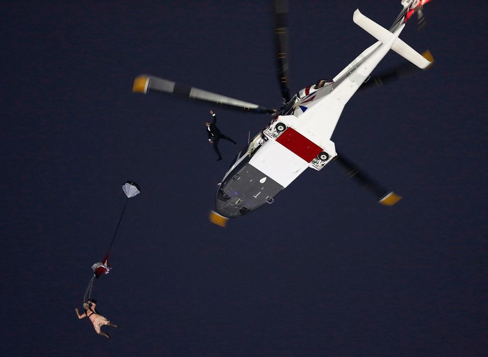 Mark Sutton: Bei der Eröffnungszeremonie der Olympischen Spiele springt Mark Sutton nach dem Queen-Double als James Bond aus dem Hubschrauber. Bei der Eröffnungszeremonie der Olympischen Spiele springt Mark Sutton nach dem Queen-Double als James Bond aus dem Hubschrauber.