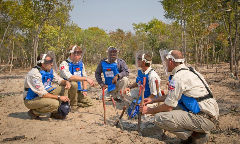 Prinz Harry verschafft sich vor Ort einen Überblick über den Fortschritt der Räumung und unterhält sich mit Experten auf einem Minenfeld in Angola.
