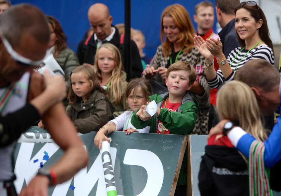 Prinz Frederik: Sie feuern den Papa kräftig an: Prinzessin Isabella und Prinz Christian stehen mit Mama Mary an der Strecke des Ironman in Kopenhagen. Sie feuern den Papa kräftig an: Prinzessin Isabella und Prinz Christian stehen mit Mama Mary an der Strecke des Ironman in Kopenhagen.