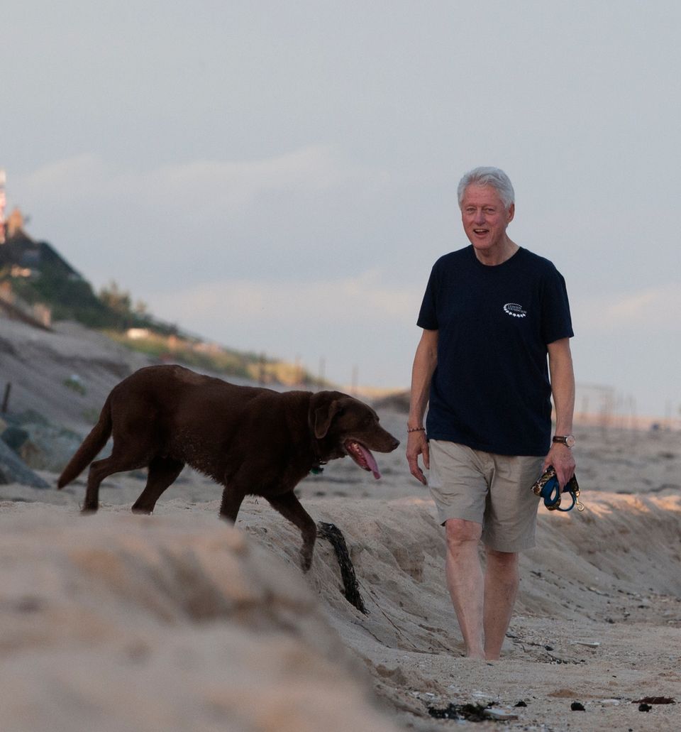 Morning has broken: Bill Clinton zieht es jeden Tag in aller Frühe mit seinem Labrador raus an den Atlantik.