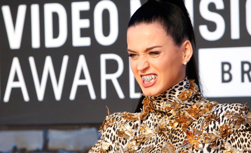 Katy Perry: Katy Perry zeigt Zähne: Bei den VMAs überraschte die Sängerin das Publikum mit bunten Grillz. Katy Perry