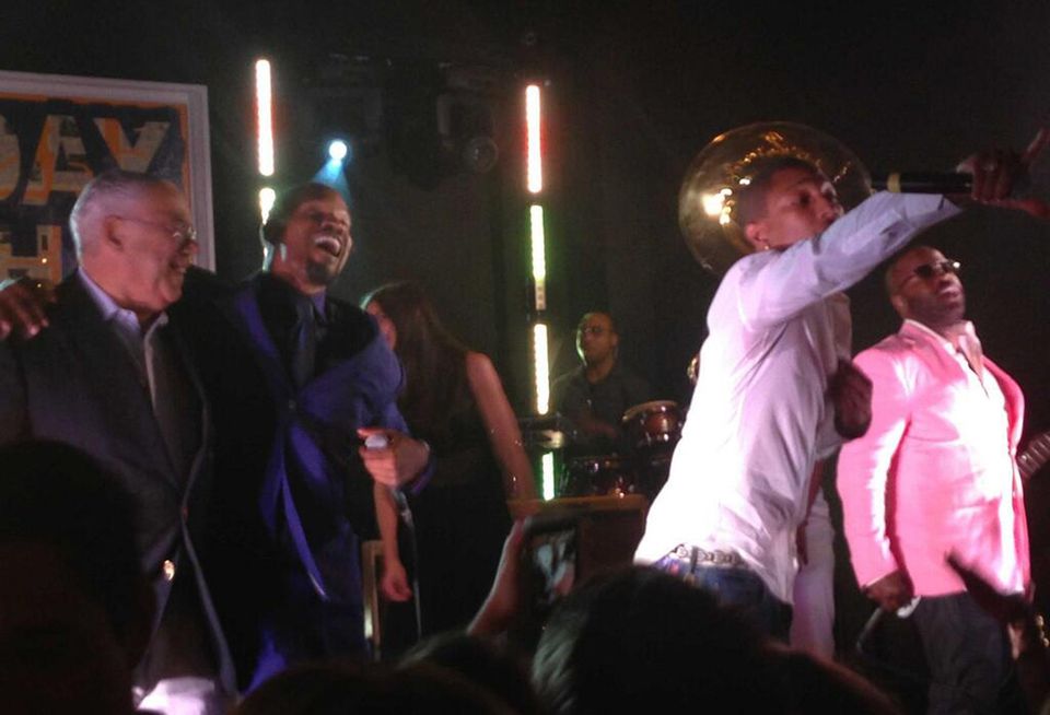 Russell Simmons twitterte dieses Bild der feiernden Stars: (von links) Colin Powell, Jamie Foxx, Katie Holmes und Pharrell Williams.