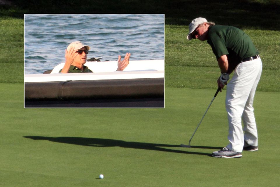 Michael Douglas ist zur Zeit alleine auf Sardinien und versucht bei Bootsfahrten oder Golf zu entspannen. Michael Douglas ist zur Zeit alleine auf Sardinien und versucht bei Bootsfahrten oder Golf zu entspannen.