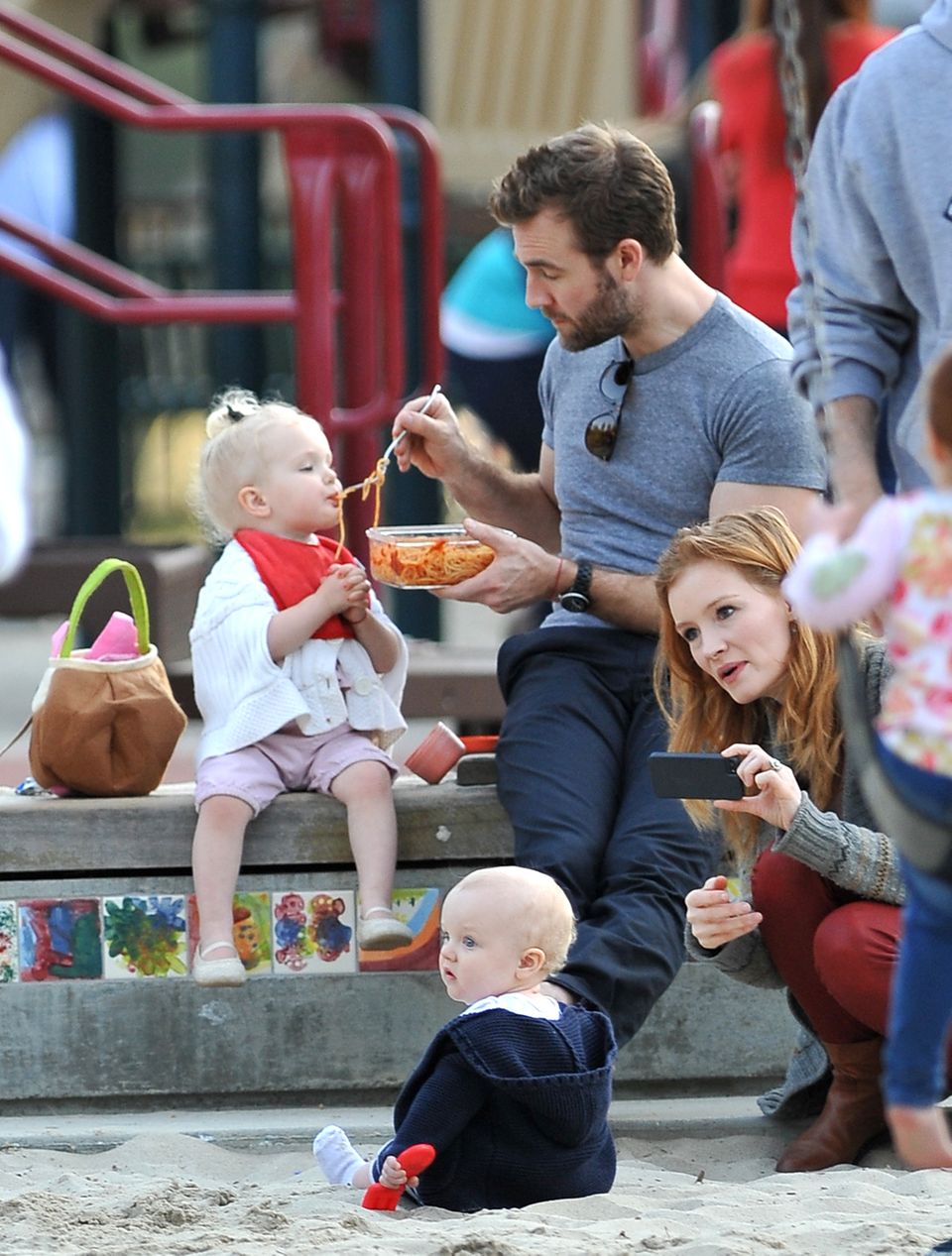 18. Februar 2013: James van der Beek und seine Frau Kimberly Brook verbringen den Nachmittag mit ihren Kindern Olivia und Joshua auf einem Spielplatz in Beverly Hills. 18. Februar 2013: James van der Beek und seine Frau Kimberly Brook verbringen den Nachmittag mit ihren Kindern Olivia und Joshua auf einem Spielplatz in Beverly Hills.
