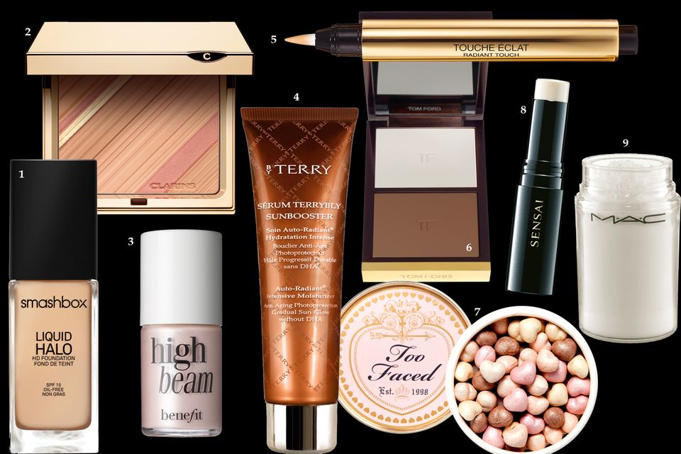Beauty: 1 Foundation "Liquid Halo HD Foundation" von Smashbox, 30 ml, ca. 38 Euro, nur bei Douglas; 2 Highlighterpailette "Graphic Expression Poudre Teint & Blush" von Clarins, ca. 36 Euro, limitiert; 3 Highlighter-Fluid "High Beam" von Benefit, ca. 28 Euro; 4 Pflege-Serum "Serum Terrybly Sunbooster" von By Terry, 50 ml, ca. 72 Euro, über www.nichebeauty.de; 5 Highlighter-Pen "Touche Éclat" von Yves Saint Laurent, ca. 35 Euro; 6 Creme-Duo zum modellieren "Shade & Illuminate" von Tom Ford, ca. 65 Euro; 7 Gesichtspuder in Herzform "Sweetheart Beads" von Too Faced, ca. 34 Euro, über www.asos.de; 8 Transparenter Korrekturstift zum Glätten "Skin Focus Corrector" von Kanebo Sensai, ca. 37 Euro; 9 Must-Have Lose Farbpigmente "Silver Fog" von Mac, ca. 23 Euro 1 Foundation "Liquid Halo HD Foundation" von Smashbox, 30 ml, ca. 38 Euro, nur bei Douglas; 2 Highlighterpailette "Graphic Expression Poudre Teint & Blush" von Clarins, ca. 36 Euro, limitiert; 3 Highlighter-Fluid "High Beam" von Benefit, ca. 28 Euro; 4 Pflege-Serum "Serum Terrybly Sunbooster" von By Terry, 50 ml, ca. 72 Euro, über www.nichebeauty.de; 5 Highlighter-Pen "Touche Éclat" von Yves Saint Laurent, ca. 35 Euro; 6 Creme-Duo zum modellieren "Shade & Illuminate" von Tom Ford, ca. 65 Euro; 7 Gesichtspuder in Herzform "Sweetheart Beads" von Too Faced, ca. 34 Euro, über www.asos.de; 8 Transparenter Korrekturstift zum Glätten "Skin Focus Corrector" von Kanebo Sensai, ca. 37 Euro; 9 Must-Have Lose Farbpigmente "Silver Fog" von Mac, ca. 23 Euro