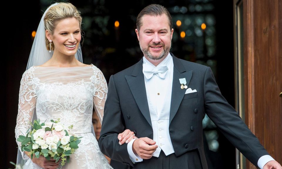 Sofia Hellqvist + Carl Philip: Der Unternehmer Gustaf Magnuson mit seiner Braut Vicky Andrén nach der Trauung. Gustaf Magnuson, Vicky Andrén