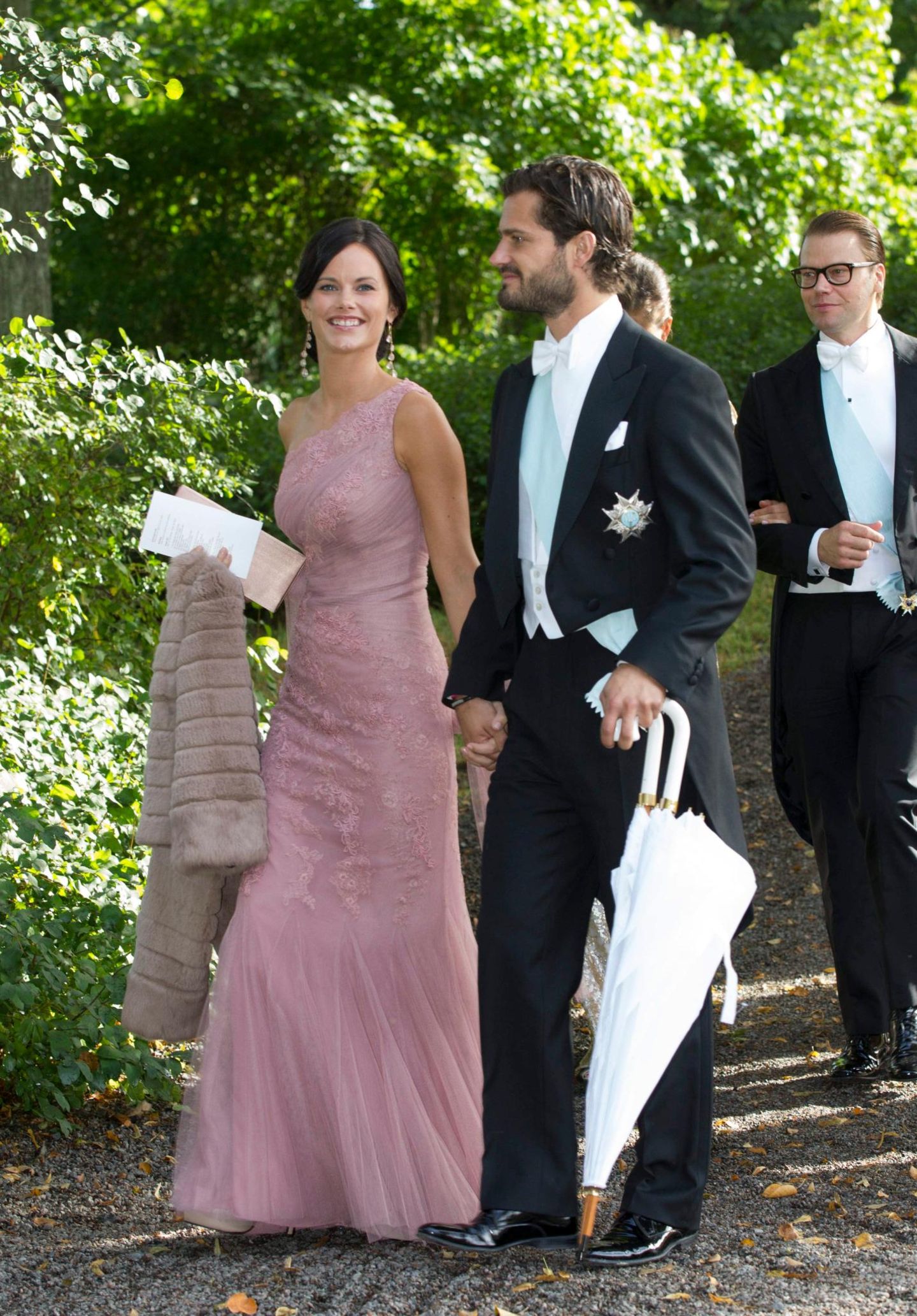 Prinz Carl Philip: Carl Philip und Sofia Hellqvist besuchten am Wochenende gemeinsam die Hochzeit eines Cousins des Prinzen. Sofia Hellquvist, Carl Philip von Schweden