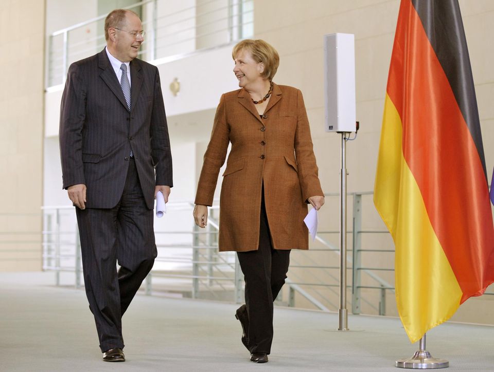 Gertrud + Peer Steinbrück: Dreamteam? In der Großen Koalition von 2005 bis 2009 war Steinbrück Bundesfinanzminister neben Angela Merkel. Beim TV-Duell vergangenen Sonntag vernahmen viele ein Werben der Kanzlerin, es erneut miteinander zu versuchen. Dreamteam? In der Großen Koalition von 2005 bis 2009 war Steinbrück Bundesfinanzminister neben Angela Merkel. Beim TV-Duell vergangenen Sonntag vernahmen viele ein Werben der Kanzlerin, es erneut miteinander zu versuchen.