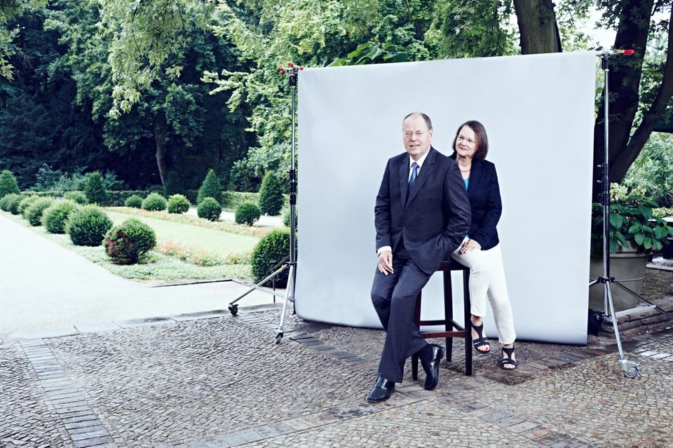 Gertrud + Peer Steinbrück: "Dein Po ist zu dick", witzelt Gertrud Steinbrück, als der Fotograf das Ehepaar auf einen Hocker bittet. "Das hat mir ja lange keiner gesagt", kontert ihr Mann. "Dein Po ist zu dick", witzelt Gertrud Steinbrück, als der Fotograf das Ehepaar auf einen Hocker bittet. "Das hat mir ja lange keiner gesagt", kontert ihr Mann.