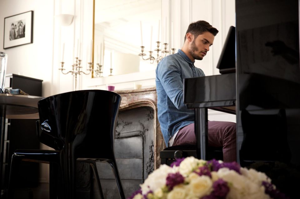 Baptiste am Klavier in seiner Pariser Wohnung. Den Blumenstrauß im Vordergrund hat Karl Lagerfeld geschickt.