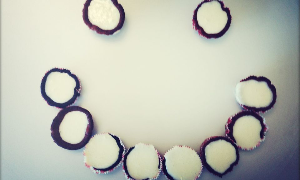 Kochen wie die Stars: Backen mit Humor: Statt vorbildlicher Super-Cupcakes gibt es bei mir Cupcake-Krater mit Vanille-Frosting. Schmecken tut es aber trotzdem super. Backen mit Humor: Statt vorbildlicher Super-Cupcakes gibt es bei mir Cupcake-Krater mit Vanille-Frosting. Schmecken tut es aber trotzdem super.