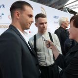 Das Gefühl, das sie hatten als Theo und Adam von "Hurts" zum ersten Mal einen eigenen Song im Radio gehört haben? "Magisch", sagen beide im Gespräch mit Gala.de. Aber das sei bis heute bei jedem ihrer Lieder so. Die Gäste der Radiopreisverleihung unterhalten sie mit ihrer aktuellen Single "Somebody To Die For".