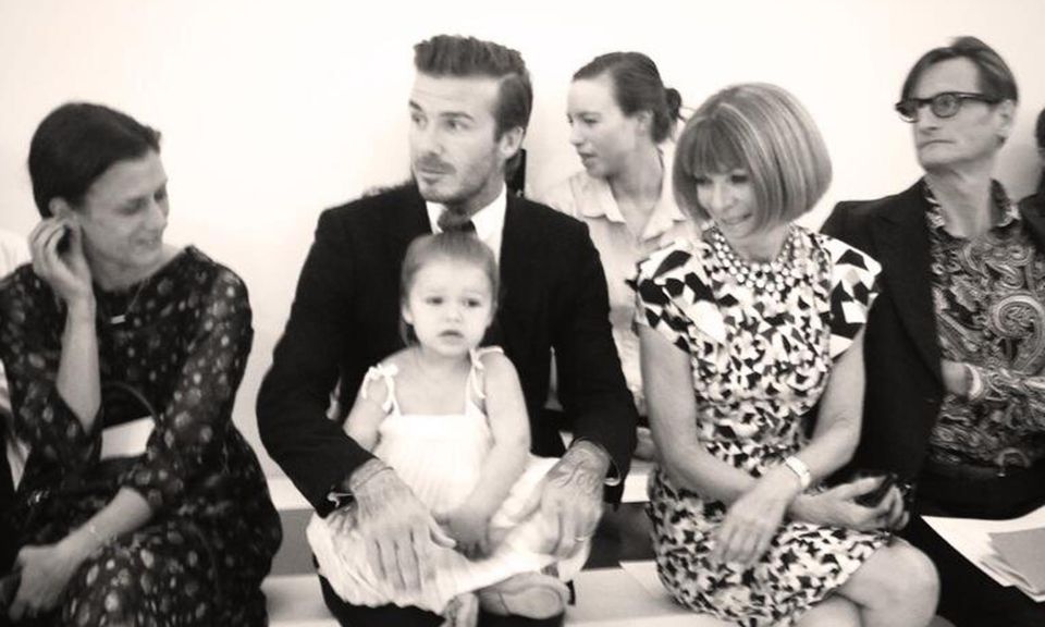 Familie Beckham: Alle Augen auf Harper. Am Samstag (8. September 2013) twitterte Victoria Beckham diesen süßen Schnappschuss ihrers kleinen Modepüppchens. Alle Augen auf Harper. Am Samstag (8. September 2013) twitterte Victoria Beckham diesen süßen Schnappschuss ihrers kleinen Modepüppchens.