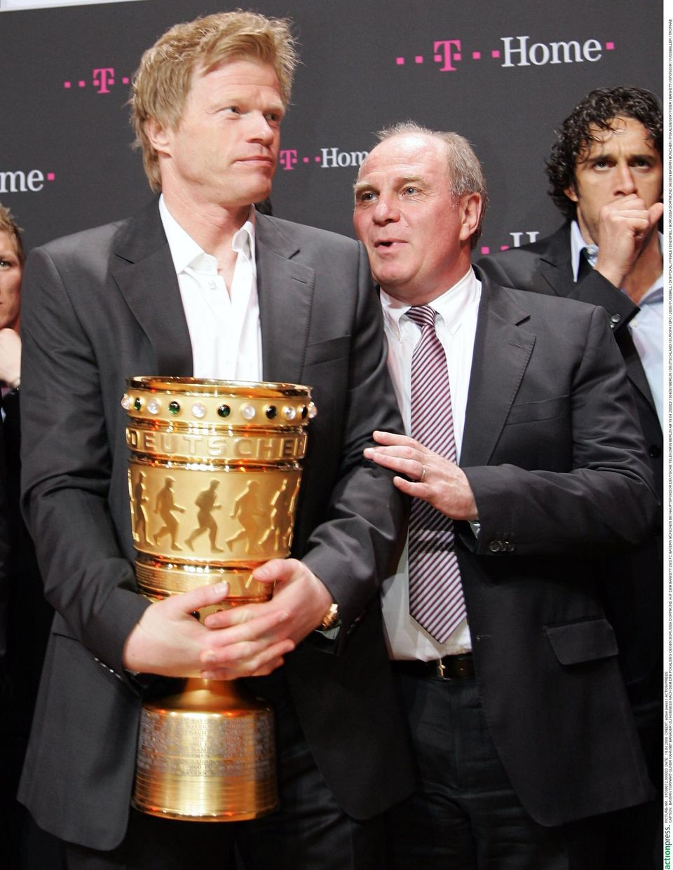 14 Jahre arbeitete Oliver Kahn als Bayern-Torwart mit Uli Hoeneß zusammen."Ich habe ihn nie als einen süchtigen Zocker erlebt", so Kahn zu "Gala" über den Bayern-Präsidenten, der wegen Steuerhinterziehung vor Gericht muss. "Ich wünsche ihm, dass die Sache gut ausgeht."