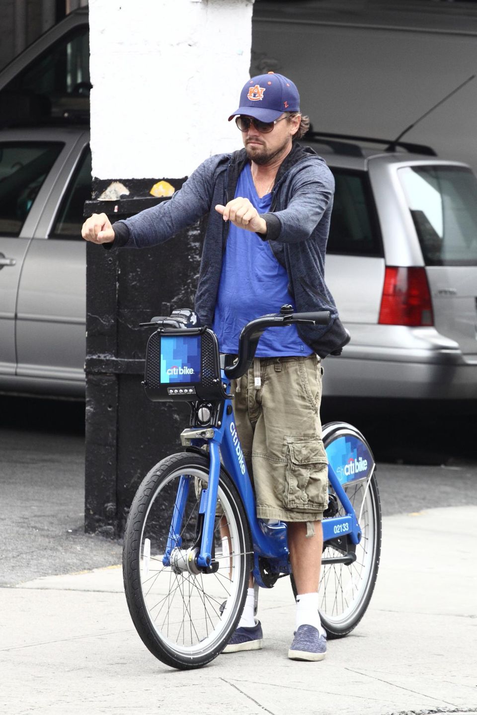 Nicht schneller ankommen, sondern entspannter: Leo DiCaprio läuft durch New York, im Taxi sitzt man eh nur im Stau. Für längere Strecken nimmt er das City-Bike, für die ganz langen das Auto.