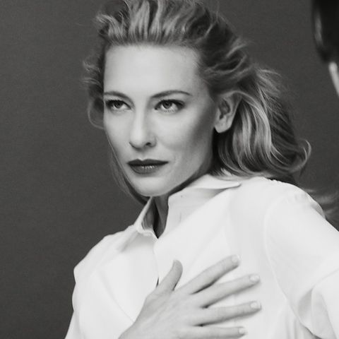 Cate Blanchett wirkt sehr elegant in Hemd und Hose, beim Dreh zum Parfüm-Spot