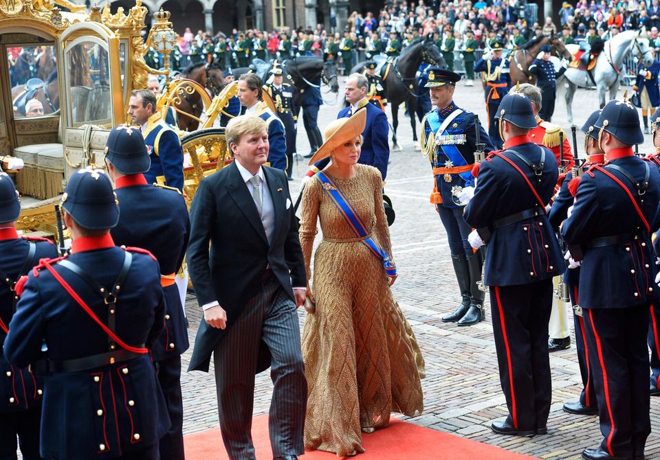 Gold war die Farbe des Tages. Bei strahlendem Sonnenscheint betritt das niederländische Königspaar Willem-Alexander und Maxima nach der legendären Fahrt in der goldenen Kutsche den Palast Nordeinde in Den Haag.