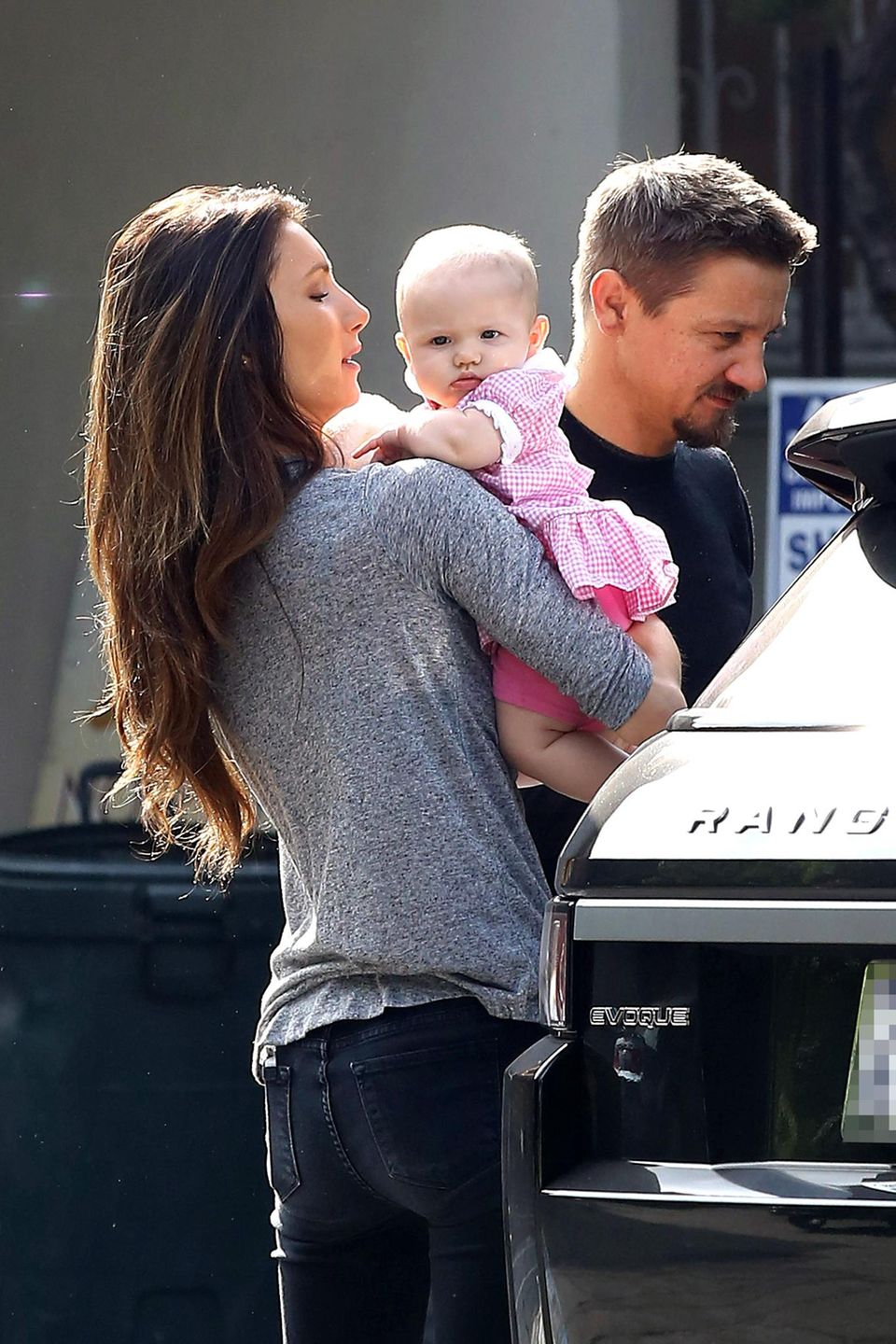 Jeremy Renner und Sonni Pacheco mit Ava Berlin Jeremy Renner und Sonni Pacheco mit Ava Berlin
