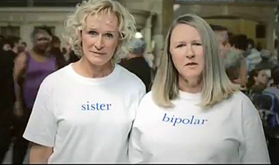 Glenn Close mit ihrer Schwester Jessie Close, die an einer bipolaren Störung leidet. Beide machen sich in der Stiftung "Bring Change 2 Mind" für Menschen mit psychischen Erkrankungen stark. Glenn Close mit ihrer Schwester Jessie Close, die an einer bipolaren Störung leidet. Beide machen sich in der Stiftung "Bring Change 2 Mind" für Menschen mit psychischen Erkrankungen stark.