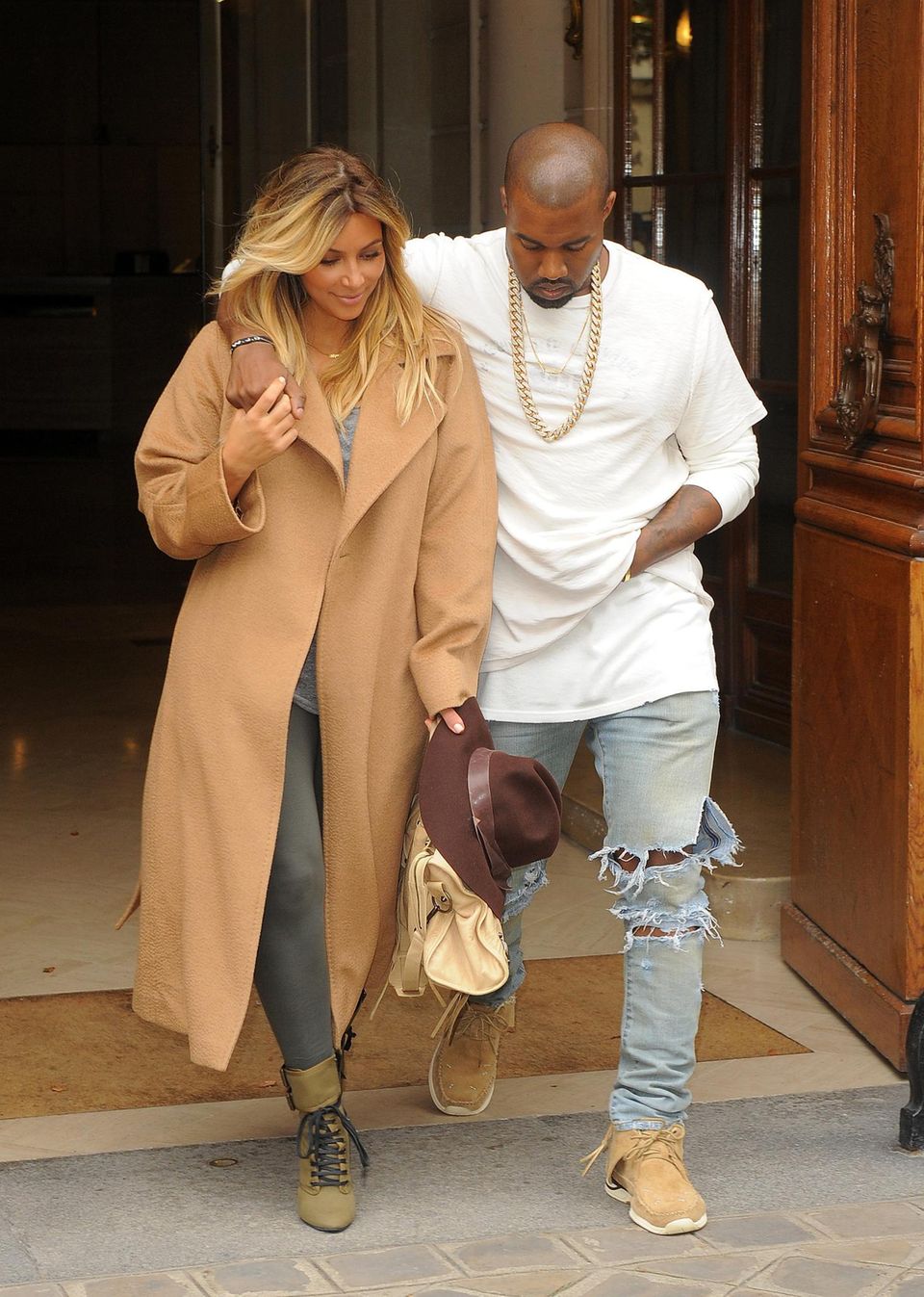 Kanye West und Kim Kardashian verlassen ganz gut gelaunt das "Givenchy"-Büro in Paris. Vielleicht ist das Label auf Wests Erfindung der Lederjogginghosen angesprungen.