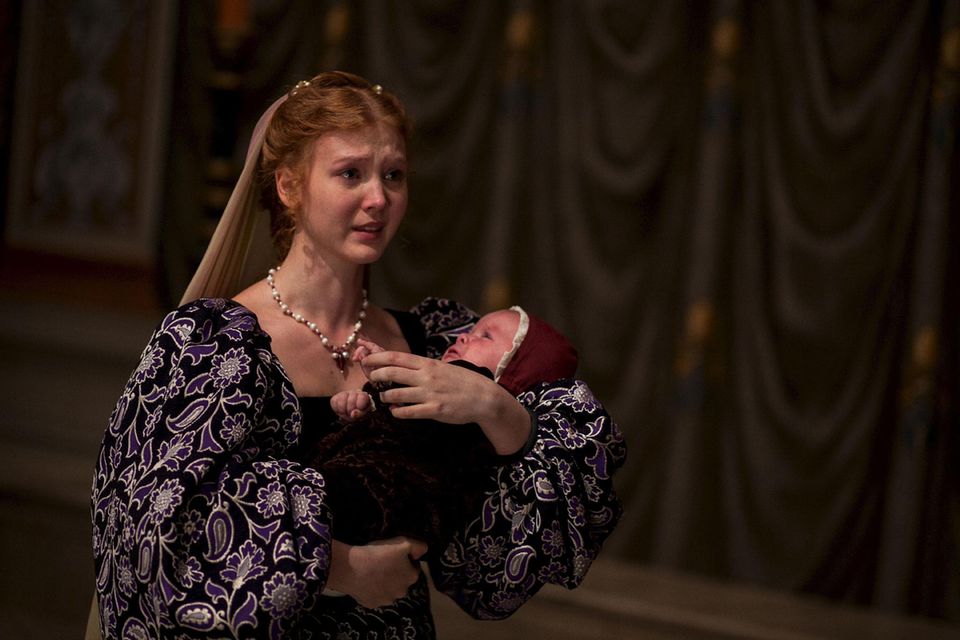 John Doman: Lucrezia (Isolda Dychauk) musste ihre Schwangerschaft verstecken, um wieder verheiratet werden zu können und ist glücklich als sie ihren Sohn Giovanni in die Arme schließen kann. Lucrezia (Isolda Dychauk) musste ihre Schwangerschaft verstecken, um wieder verheiratet werden zu können und ist glücklich als sie ihren Sohn Giovanni in die Arme schließen kann.