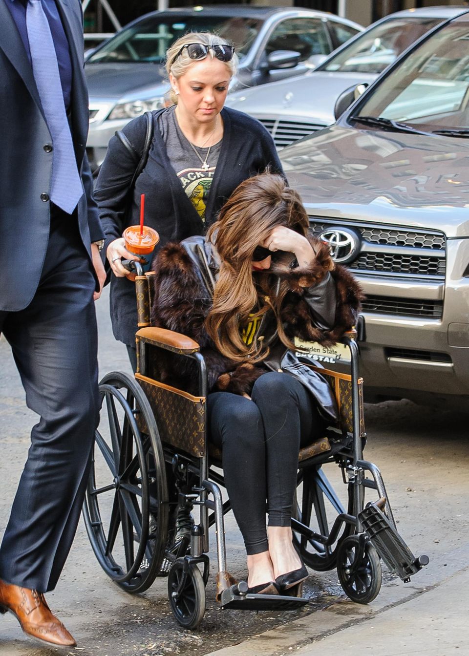 Lady GaGa: Tiefpunkt im Frühjahr: GaGa kann wegen einer Hüfterkrankung nicht mehr laufen, wird von ihrer Assistentin im Rollstuhl geschoben. Tiefpunkt im Frühjahr: GaGa kann wegen einer Hüfterkrankung nicht mehr laufen, wird von ihrer Assistentin im Rollstuhl geschoben.