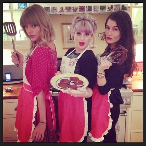 Kelly Osbourne (M.) und Taylor Swift sind stolz auf ihr Ergebnis