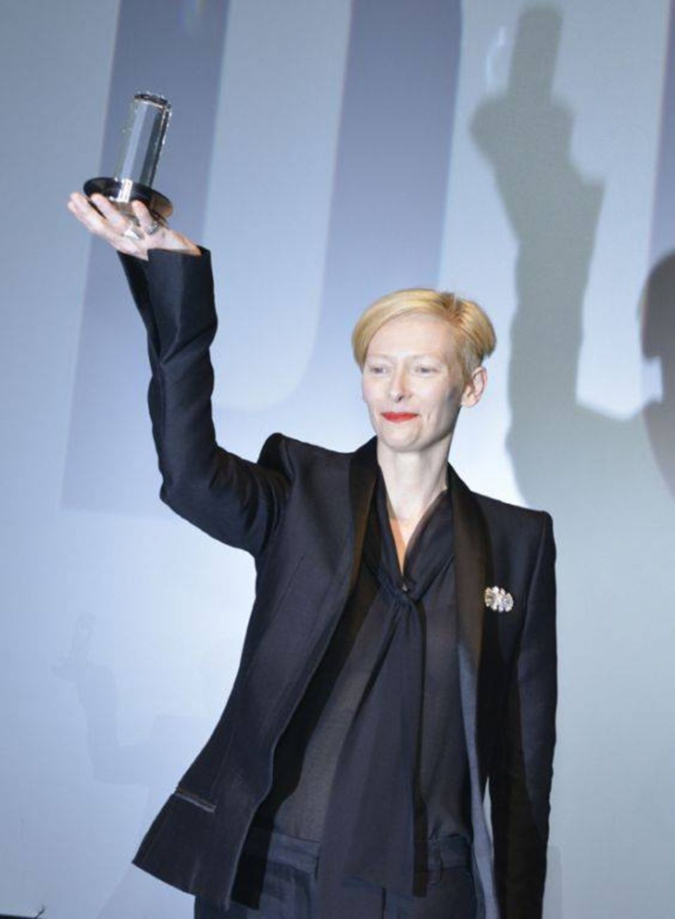 Hamburger Filmfest: Hier reckt Tilda Swinton ihren neuen Preis - den Dougals-Sirk-Preis für ein noch nicht abgeschlossenes, aber schon beeindruckendes Lebenswerk - in die Höhe. Ein Motiv, das die Fotografen über Minuten begeistern konnte, bis eine PR-Dame die Kameras energisch vom Platz vor der Bühne verscheuchte. Hier reckt Tilda Swinton ihren neuen Preis - den Dougals-Sirk-Preis für ein noch nicht abgeschlossenes, aber schon beeindruckendes Lebenswerk - in die Höhe. Ein Motiv, das die Fotografen über Minuten begeistern konnte, bis eine PR-Dame die Kameras energisch vom Platz vor der Bühne verscheuchte.