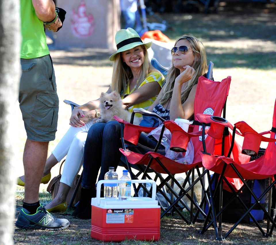 Beim Fußballspiel von Tochter Leni hütet Heidi Klum den kleinen "Buttercup"