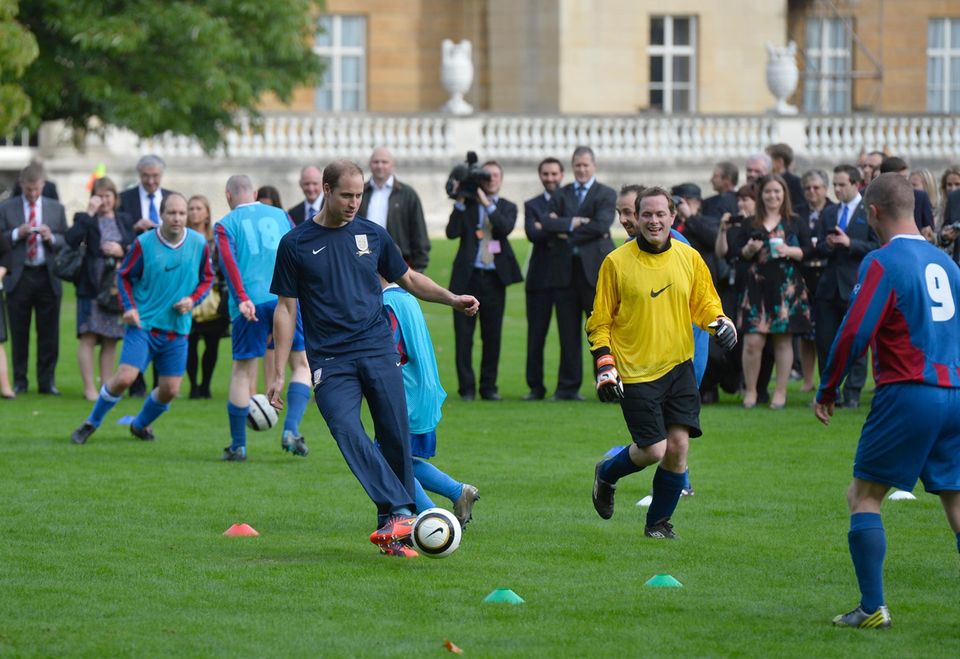 Prinz William: Im Garten des Buckingham Palast zeigt Prinz William seine Ballkünste. Im Garten des Buckingham Palast zeigt Prinz William seine Ballkünste.